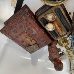 Een groot lot bestaande uit o.a. een "Delftse" vaas- 19e eeuw, transferware, plateel, een mijnwerkerslamp, bronzen en houten beeldwerk, een gesneden houten documentenkistje, een aantal vijzels, een clinometer en een "tintoy" - KLM vliegmachine.