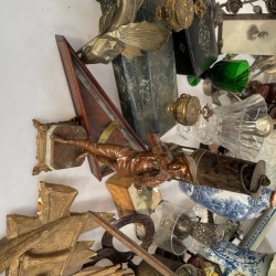Een groot lot bestaande uit o.a. een "Delftse" vaas- 19e eeuw, transferware, plateel, een mijnwerkerslamp, bronzen en houten beeldwerk, een gesneden houten documentenkistje, een aantal vijzels, een clinometer en een "tintoy" - KLM vliegmachine.