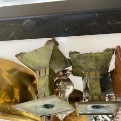 Een groot lot bestaande uit o.a. een "Delftse" vaas- 19e eeuw, transferware, plateel, een mijnwerkerslamp, bronzen en houten beeldwerk, een gesneden houten documentenkistje, een aantal vijzels, een clinometer en een "tintoy" - KLM vliegmachine.