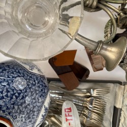 Een groot lot bestaande uit o.a. een "Delftse" vaas- 19e eeuw, transferware, plateel, een mijnwerkerslamp, bronzen en houten beeldwerk, een gesneden houten documentenkistje, een aantal vijzels, een clinometer en een "tintoy" - KLM vliegmachine.