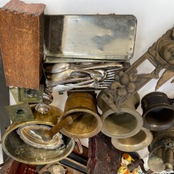 Een groot lot bestaande uit o.a. een "Delftse" vaas- 19e eeuw, transferware, plateel, een mijnwerkerslamp, bronzen en houten beeldwerk, een gesneden houten documentenkistje, een aantal vijzels, een clinometer en een "tintoy" - KLM vliegmachine.