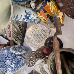 Een groot lot bestaande uit o.a. een "Delftse" vaas- 19e eeuw, transferware, plateel, een mijnwerkerslamp, bronzen en houten beeldwerk, een gesneden houten documentenkistje, een aantal vijzels, een clinometer en een "tintoy" - KLM vliegmachine.