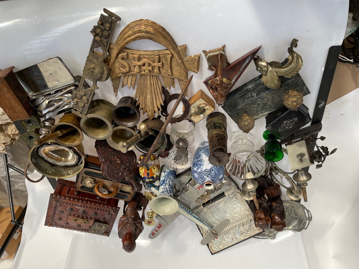 Een groot lot bestaande uit o.a. een "Delftse" vaas- 19e eeuw, transferware, plateel, een mijnwerkerslamp, bronzen en houten beeldwerk, een gesneden houten documentenkistje, een aantal vijzels, een clinometer en een "tintoy" - KLM vliegmachine.