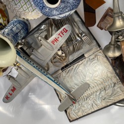 Een groot lot bestaande uit o.a. een "Delftse" vaas- 19e eeuw, transferware, plateel, een mijnwerkerslamp, bronzen en houten beeldwerk, een gesneden houten documentenkistje, een aantal vijzels, een clinometer en een "tintoy" - KLM vliegmachine.