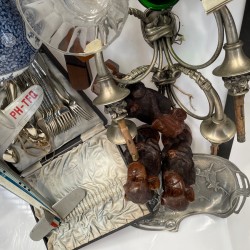 Een groot lot bestaande uit o.a. een "Delftse" vaas- 19e eeuw, transferware, plateel, een mijnwerkerslamp, bronzen en houten beeldwerk, een gesneden houten documentenkistje, een aantal vijzels, een clinometer en een "tintoy" - KLM vliegmachine.