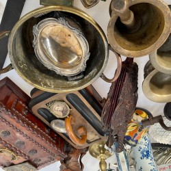 Een groot lot bestaande uit o.a. een "Delftse" vaas- 19e eeuw, transferware, plateel, een mijnwerkerslamp, bronzen en houten beeldwerk, een gesneden houten documentenkistje, een aantal vijzels, een clinometer en een "tintoy" - KLM vliegmachine.
