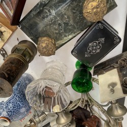 Een groot lot bestaande uit o.a. een "Delftse" vaas- 19e eeuw, transferware, plateel, een mijnwerkerslamp, bronzen en houten beeldwerk, een gesneden houten documentenkistje, een aantal vijzels, een clinometer en een "tintoy" - KLM vliegmachine.