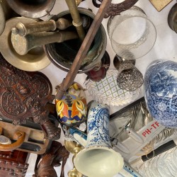 Een groot lot bestaande uit o.a. een "Delftse" vaas- 19e eeuw, transferware, plateel, een mijnwerkerslamp, bronzen en houten beeldwerk, een gesneden houten documentenkistje, een aantal vijzels, een clinometer en een "tintoy" - KLM vliegmachine.