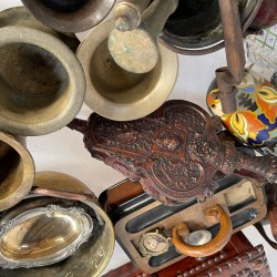 Een groot lot bestaande uit o.a. een "Delftse" vaas- 19e eeuw, transferware, plateel, een mijnwerkerslamp, bronzen en houten beeldwerk, een gesneden houten documentenkistje, een aantal vijzels, een clinometer en een "tintoy" - KLM vliegmachine.