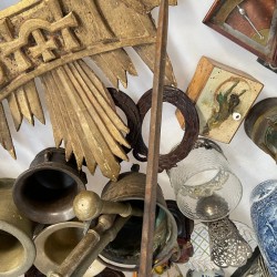 Een groot lot bestaande uit o.a. een "Delftse" vaas- 19e eeuw, transferware, plateel, een mijnwerkerslamp, bronzen en houten beeldwerk, een gesneden houten documentenkistje, een aantal vijzels, een clinometer en een "tintoy" - KLM vliegmachine.