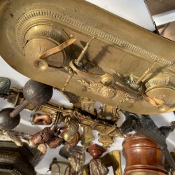 Een lot bestaande uit wandornamenten, messing deurbeslag, een koperen inktstel, een kandelaar in de vorm van een lachende figuur, Keulse potten, fotolijsten en pijpenkoppen.