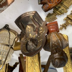 Een lot bestaande uit wandornamenten, messing deurbeslag, een koperen inktstel, een kandelaar in de vorm van een lachende figuur, Keulse potten, fotolijsten en pijpenkoppen.