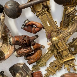 Een lot bestaande uit wandornamenten, messing deurbeslag, een koperen inktstel, een kandelaar in de vorm van een lachende figuur, Keulse potten, fotolijsten en pijpenkoppen.