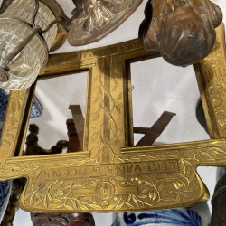 Een lot bestaande uit wandornamenten, messing deurbeslag, een koperen inktstel, een kandelaar in de vorm van een lachende figuur, Keulse potten, fotolijsten en pijpenkoppen.