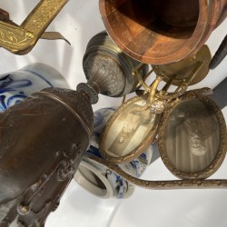 Een lot bestaande uit wandornamenten, messing deurbeslag, een koperen inktstel, een kandelaar in de vorm van een lachende figuur, Keulse potten, fotolijsten en pijpenkoppen.
