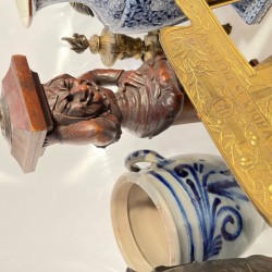 Een lot bestaande uit wandornamenten, messing deurbeslag, een koperen inktstel, een kandelaar in de vorm van een lachende figuur, Keulse potten, fotolijsten en pijpenkoppen.