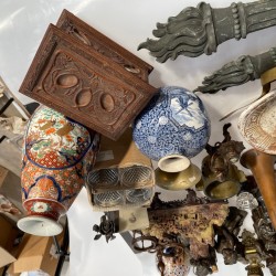 Een lot bestaande uit wandornamenten, messing deurbeslag, een koperen inktstel, een kandelaar in de vorm van een lachende figuur, Keulse potten, fotolijsten en pijpenkoppen.