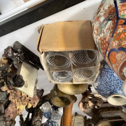 Een lot bestaande uit wandornamenten, messing deurbeslag, een koperen inktstel, een kandelaar in de vorm van een lachende figuur, Keulse potten, fotolijsten en pijpenkoppen.