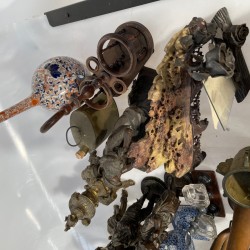Een lot bestaande uit wandornamenten, messing deurbeslag, een koperen inktstel, een kandelaar in de vorm van een lachende figuur, Keulse potten, fotolijsten en pijpenkoppen.