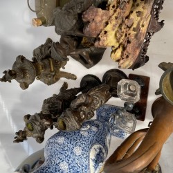 Een lot bestaande uit wandornamenten, messing deurbeslag, een koperen inktstel, een kandelaar in de vorm van een lachende figuur, Keulse potten, fotolijsten en pijpenkoppen.