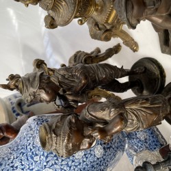 Een lot bestaande uit wandornamenten, messing deurbeslag, een koperen inktstel, een kandelaar in de vorm van een lachende figuur, Keulse potten, fotolijsten en pijpenkoppen.