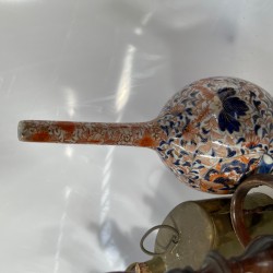 Een lot bestaande uit wandornamenten, messing deurbeslag, een koperen inktstel, een kandelaar in de vorm van een lachende figuur, Keulse potten, fotolijsten en pijpenkoppen.