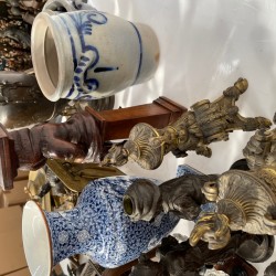 Een lot bestaande uit wandornamenten, messing deurbeslag, een koperen inktstel, een kandelaar in de vorm van een lachende figuur, Keulse potten, fotolijsten en pijpenkoppen.