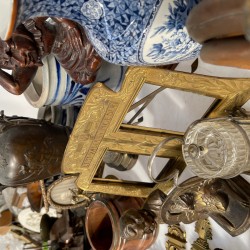 Een lot bestaande uit wandornamenten, messing deurbeslag, een koperen inktstel, een kandelaar in de vorm van een lachende figuur, Keulse potten, fotolijsten en pijpenkoppen.