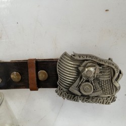 Een lot bevattende o.a. een Harley-Davidson riem.