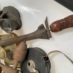 Een lot bestaande uit divers vaaswerk, tinnen kannen en injectiespuiten.