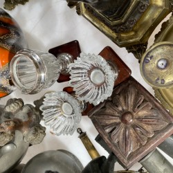 Een lot bestaande uit divers vaaswerk, tinnen kannen en injectiespuiten.