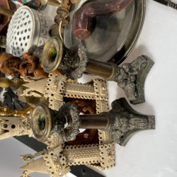 Een lot bestaande uit diverse deelbare beschilderde porseleinen pijpen, een onyx lampvoet, een paar kandelaren voorzien van "ever" tanden, diverse bronzen kandelaren, tinnen boden, een groot ZAMAK beeld en diverse Imari vazen.