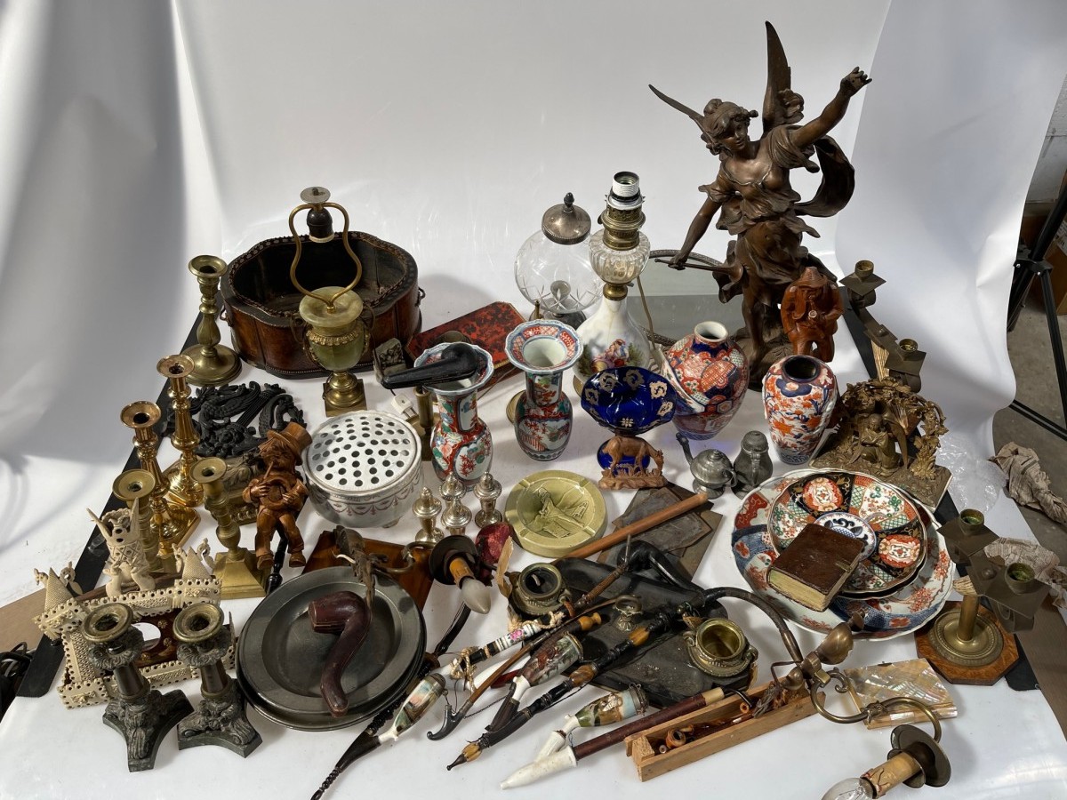 Een lot bestaande uit diverse deelbare beschilderde porseleinen pijpen, een onyx lampvoet, een paar kandelaren voorzien van "ever" tanden, diverse bronzen kandelaren, tinnen boden, een groot ZAMAK beeld en diverse Imari vazen.
