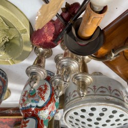 Een lot bestaande uit diverse deelbare beschilderde porseleinen pijpen, een onyx lampvoet, een paar kandelaren voorzien van "ever" tanden, diverse bronzen kandelaren, tinnen boden, een groot ZAMAK beeld en diverse Imari vazen.