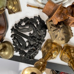 Een lot bestaande uit diverse deelbare beschilderde porseleinen pijpen, een onyx lampvoet, een paar kandelaren voorzien van "ever" tanden, diverse bronzen kandelaren, tinnen boden, een groot ZAMAK beeld en diverse Imari vazen.