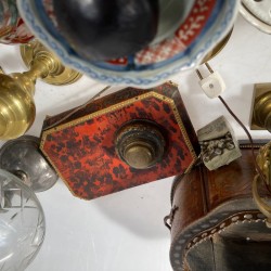 Een lot bestaande uit diverse deelbare beschilderde porseleinen pijpen, een onyx lampvoet, een paar kandelaren voorzien van "ever" tanden, diverse bronzen kandelaren, tinnen boden, een groot ZAMAK beeld en diverse Imari vazen.