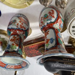 Een lot bestaande uit diverse deelbare beschilderde porseleinen pijpen, een onyx lampvoet, een paar kandelaren voorzien van "ever" tanden, diverse bronzen kandelaren, tinnen boden, een groot ZAMAK beeld en diverse Imari vazen.