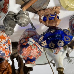 Een lot bestaande uit diverse deelbare beschilderde porseleinen pijpen, een onyx lampvoet, een paar kandelaren voorzien van "ever" tanden, diverse bronzen kandelaren, tinnen boden, een groot ZAMAK beeld en diverse Imari vazen.