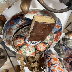 Een lot bestaande uit diverse deelbare beschilderde porseleinen pijpen, een onyx lampvoet, een paar kandelaren voorzien van "ever" tanden, diverse bronzen kandelaren, tinnen boden, een groot ZAMAK beeld en diverse Imari vazen.