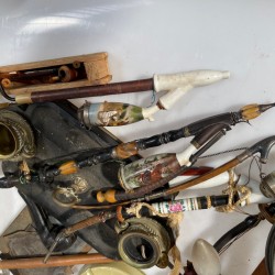 Een lot bestaande uit diverse deelbare beschilderde porseleinen pijpen, een onyx lampvoet, een paar kandelaren voorzien van "ever" tanden, diverse bronzen kandelaren, tinnen boden, een groot ZAMAK beeld en diverse Imari vazen.