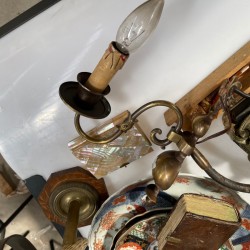 Een lot bestaande uit diverse deelbare beschilderde porseleinen pijpen, een onyx lampvoet, een paar kandelaren voorzien van "ever" tanden, diverse bronzen kandelaren, tinnen boden, een groot ZAMAK beeld en diverse Imari vazen.