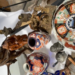 Een lot bestaande uit diverse deelbare beschilderde porseleinen pijpen, een onyx lampvoet, een paar kandelaren voorzien van "ever" tanden, diverse bronzen kandelaren, tinnen boden, een groot ZAMAK beeld en diverse Imari vazen.