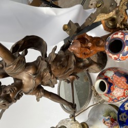 Een lot bestaande uit diverse deelbare beschilderde porseleinen pijpen, een onyx lampvoet, een paar kandelaren voorzien van "ever" tanden, diverse bronzen kandelaren, tinnen boden, een groot ZAMAK beeld en diverse Imari vazen.