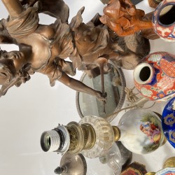 Een lot bestaande uit diverse deelbare beschilderde porseleinen pijpen, een onyx lampvoet, een paar kandelaren voorzien van "ever" tanden, diverse bronzen kandelaren, tinnen boden, een groot ZAMAK beeld en diverse Imari vazen.