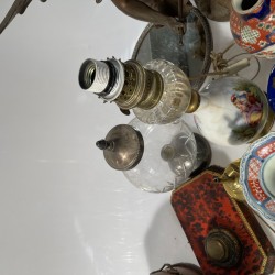 Een lot bestaande uit diverse deelbare beschilderde porseleinen pijpen, een onyx lampvoet, een paar kandelaren voorzien van "ever" tanden, diverse bronzen kandelaren, tinnen boden, een groot ZAMAK beeld en diverse Imari vazen.