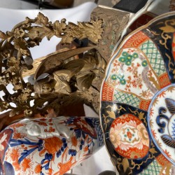 Een lot bestaande uit diverse deelbare beschilderde porseleinen pijpen, een onyx lampvoet, een paar kandelaren voorzien van "ever" tanden, diverse bronzen kandelaren, tinnen boden, een groot ZAMAK beeld en diverse Imari vazen.