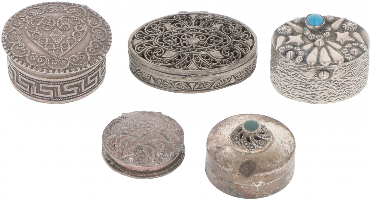 (5) delig lot diverse doosjes zilver.
