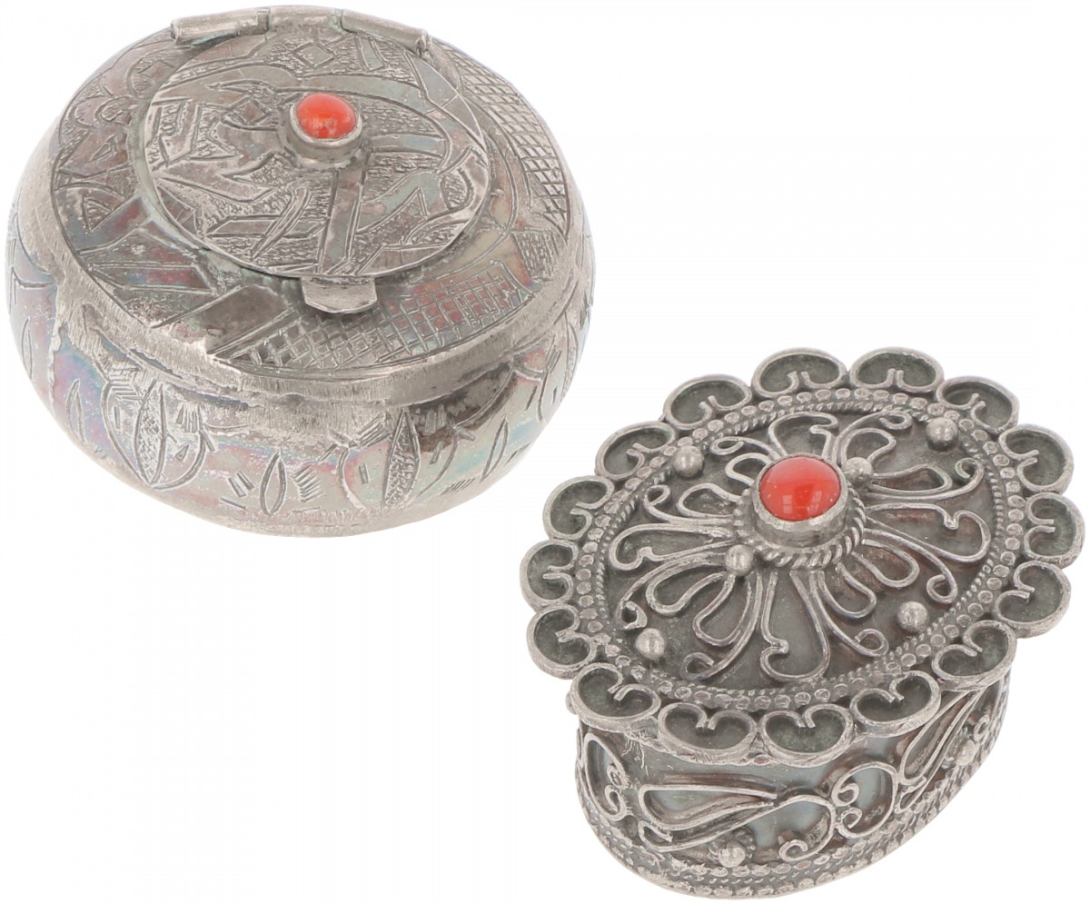 (2) delig lot diverse doosjes zilver.