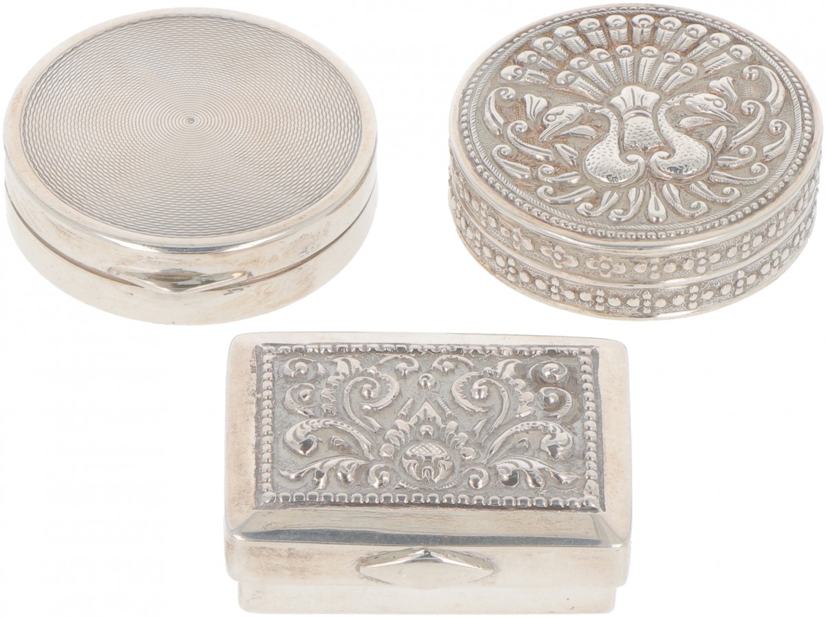 (3) delig lot diverse doosjes zilver.
