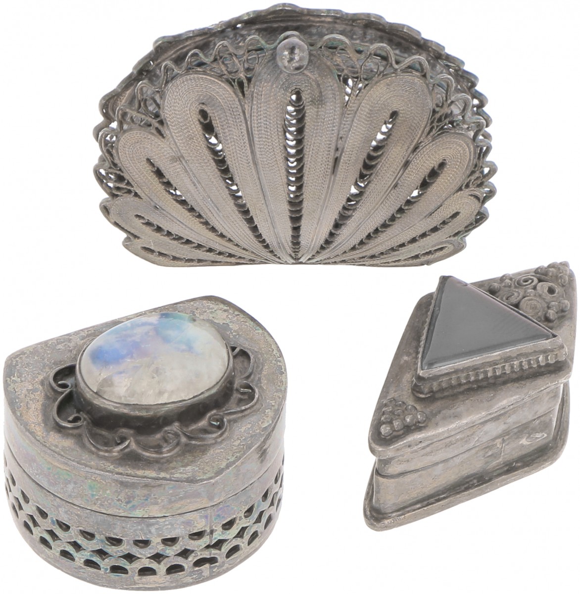(3) delig lot diverse doosjes zilver.